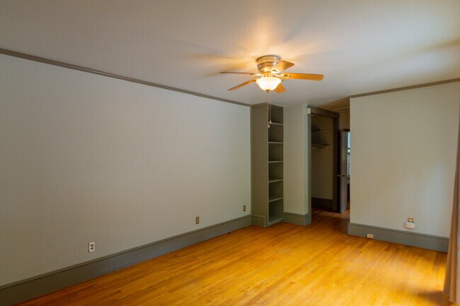 Building Photo - Inviting Stone Home for Rent – Walking Dis...