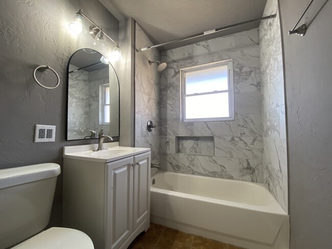 Building Photo - 713 N Dallas Ave