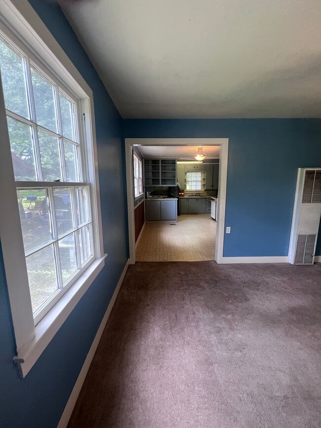 Building Photo - 1305 W Vine Ave