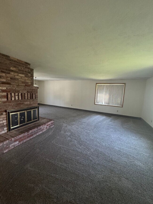 Building Photo - 3 bed 2 bath house with attached garage an...