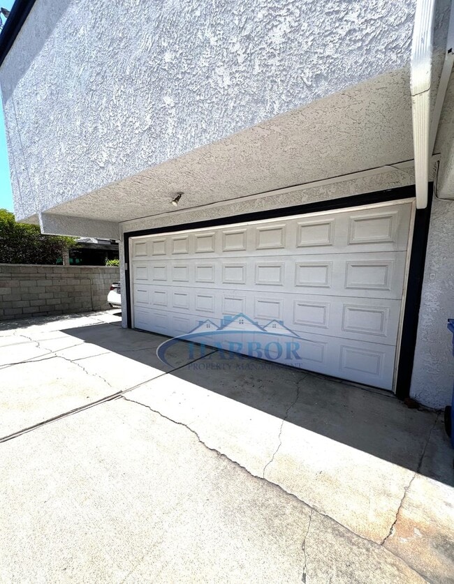 Building Photo - Charming 2-Bed 2-Bath with Private Deck & ...
