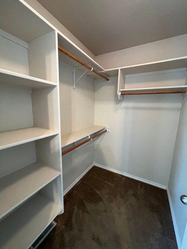 Building Photo - Lovely 4 bedroom (+ 2 living rooms) 2.5 ba...