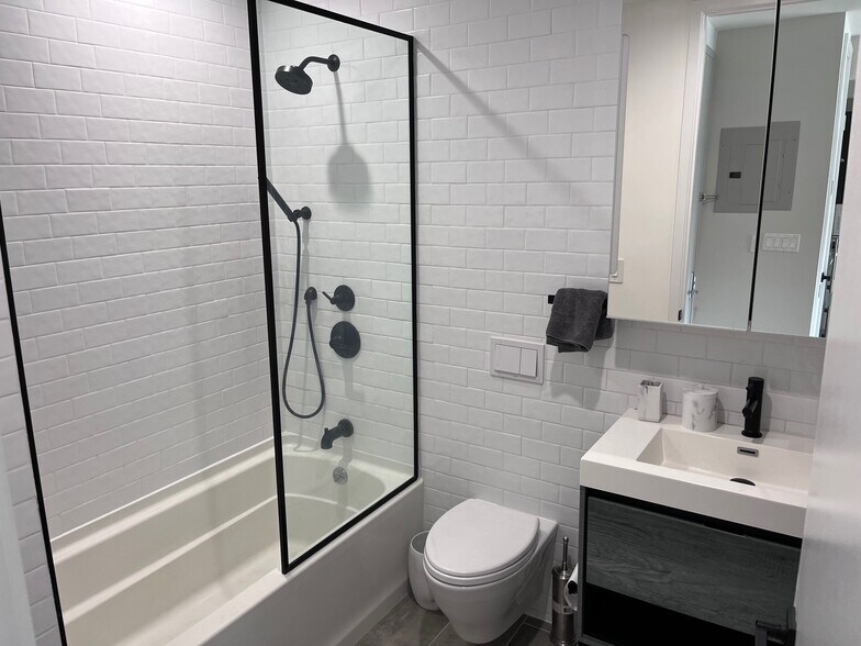 Building Photo - 1390 Putnam Ave