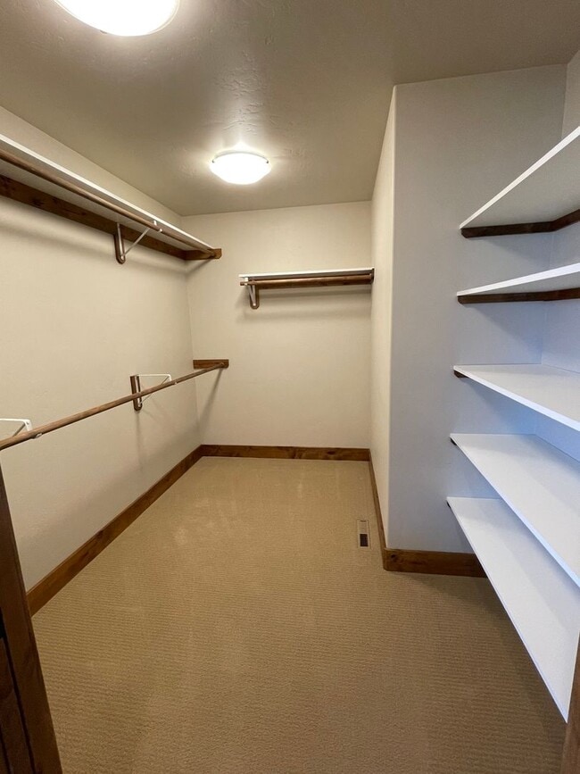 Building Photo - High-end home with 3 car garage and panoramic views of Big Mountain!