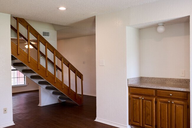 Building Photo - 900 Kilkenny Ct