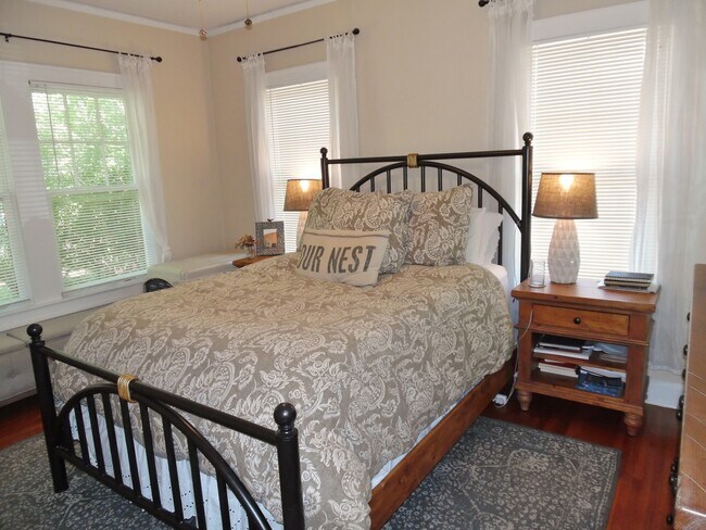 Building Photo - Bungalow in Mistletoe Heights!