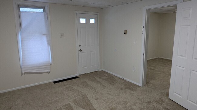 Building Photo - Welcome to this charming 3-bedroom, 1-bathroom home in Akron - Section 8 Welcome