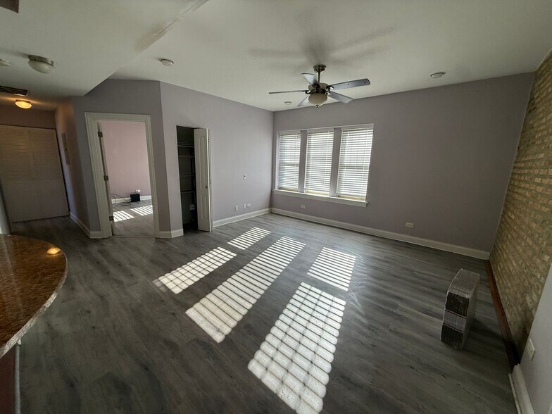 Building Photo - 2452 W Ardmore Ave