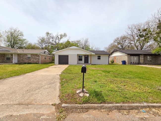 Building Photo - Beautifully remodeled 3 bed 1.5 bath home ...