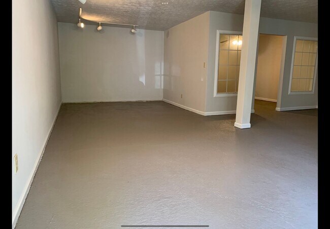 Building Photo - 1018 Plantation Way