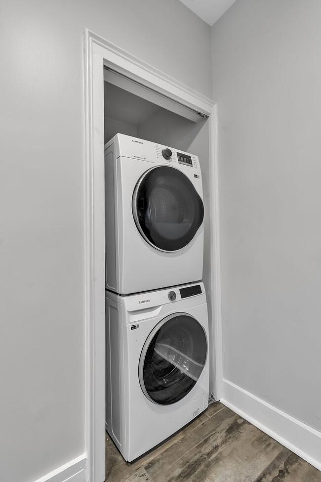 Building Photo - 105 Mariner St