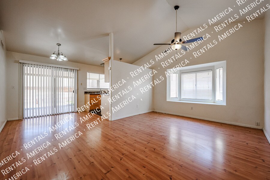 Building Photo - 2834 E Isabella Ave