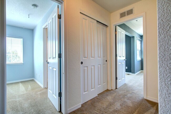 Building Photo - Rare Sapphire Pointe 2 bed townhome for le...
