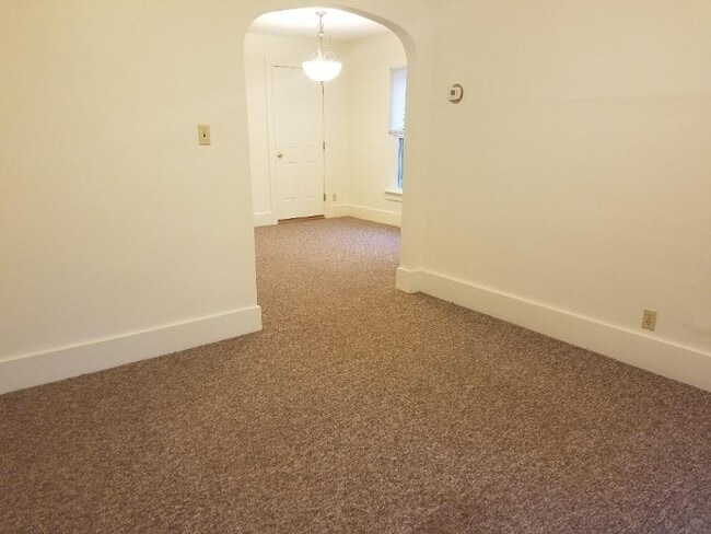 Building Photo - 522 W Maple Ave