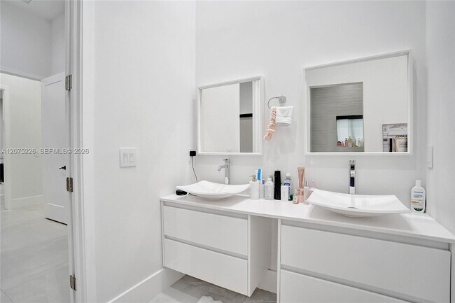 Building Photo - 3909 SW 54th St