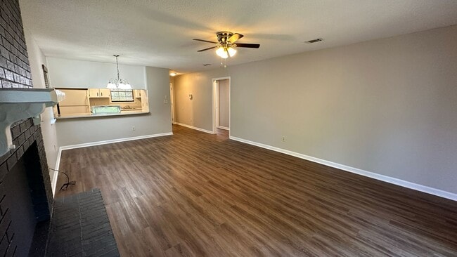 Building Photo - Lovely SOUTHWOOD Area 2/1.5 w/ Large Yard, Deck, & Open Floor Plan! $1350/month Avail July 1st!