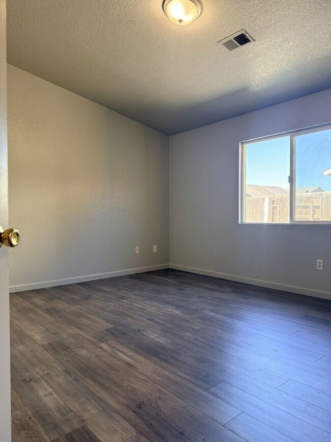Building Photo - 4/2 with open floor plan Available NOW!!