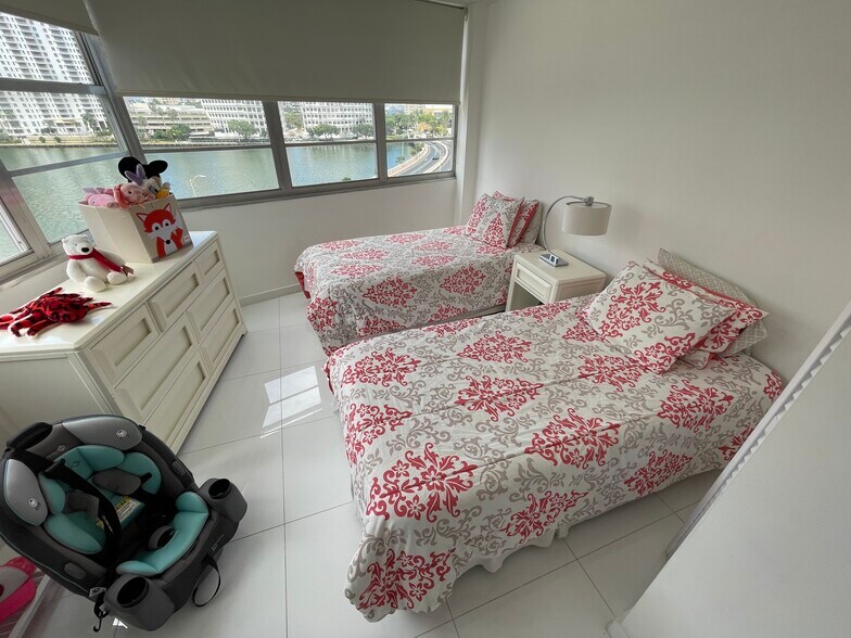 Building Photo - 801 Brickell Bay Dr