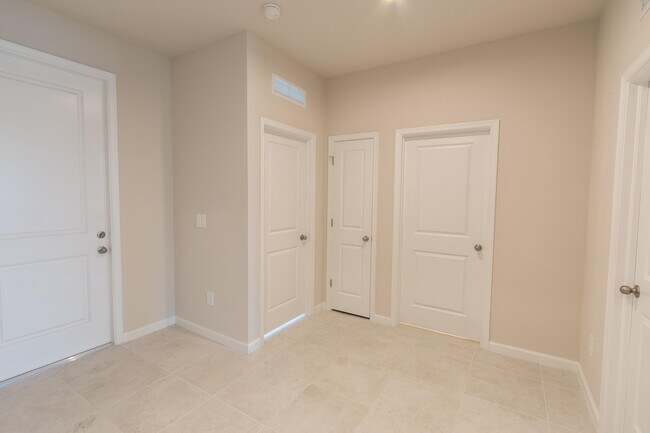 Building Photo - 4389 Lago Cir
