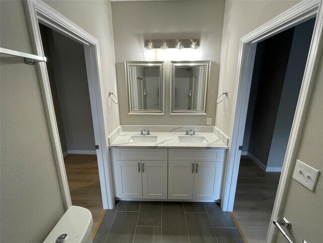 Building Photo - 128 Hall Dr S