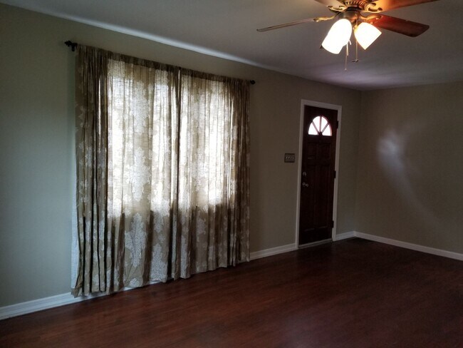 Building Photo - House East of Waynesboro