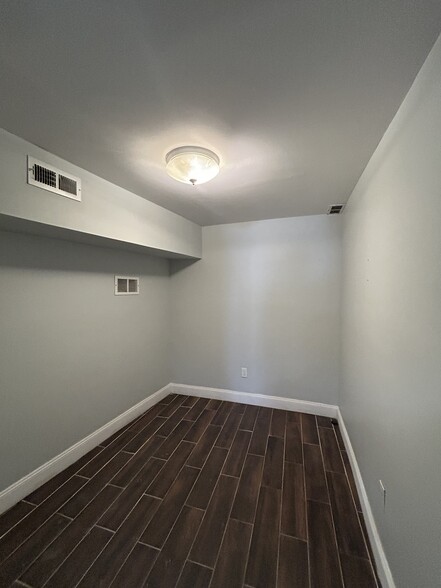 Building Photo - 1529 S Homan Ave