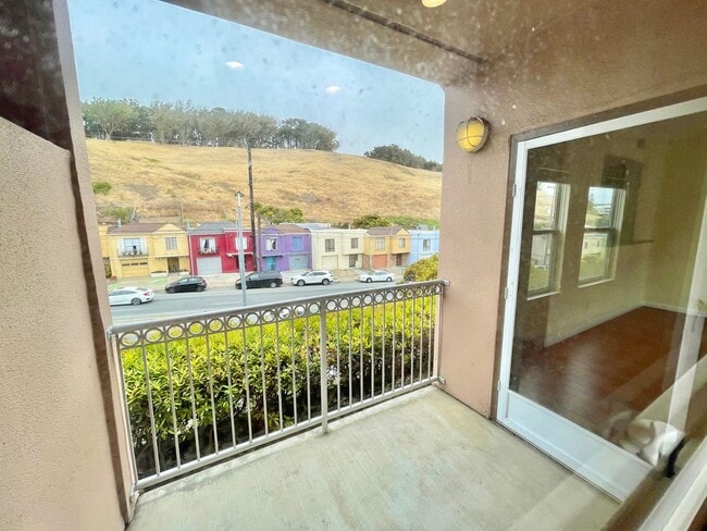 Building Photo - 2BD/2BA Spacious Crocker Amazon Condo, Gat...