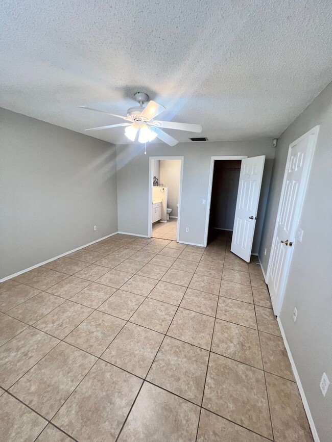 Building Photo - COZY 3 BEDROOM, 2 BATH HOME WITH TILE & LAMINATE THROUGHOUT, PRIVATE SCREENED PATIO