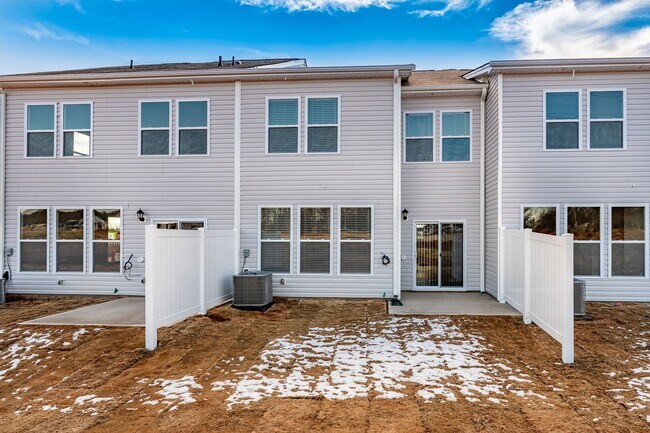 Building Photo - AVAILABLE NOW, Beautiful Greer home! PRICE REDUCTION, OFFERING ONE FULL MONTH RENT FREE!!