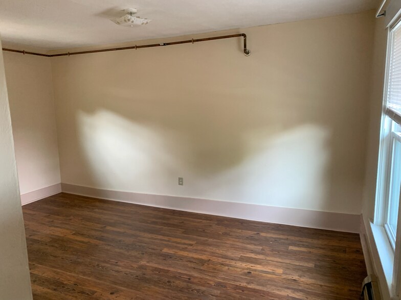 Building Photo - 52 Elm St