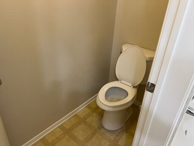 Building Photo - Great 2-bedroom 2 bath condo with A/C, 1 car garage and additional