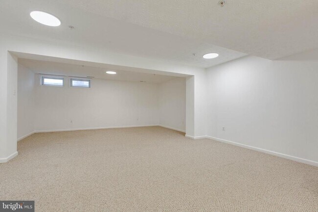 Building Photo - 8893 Papillon Dr