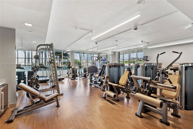 Building Photo - 10 Venetian Way