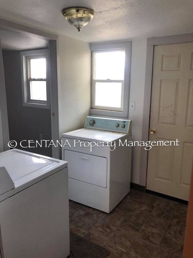 Building Photo - Newly Updated 3 Bedroom house
