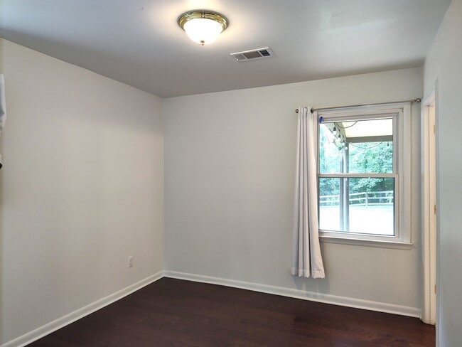 Building Photo - Charming split level home located in the Mcclintock Woods Community in Charlotte!