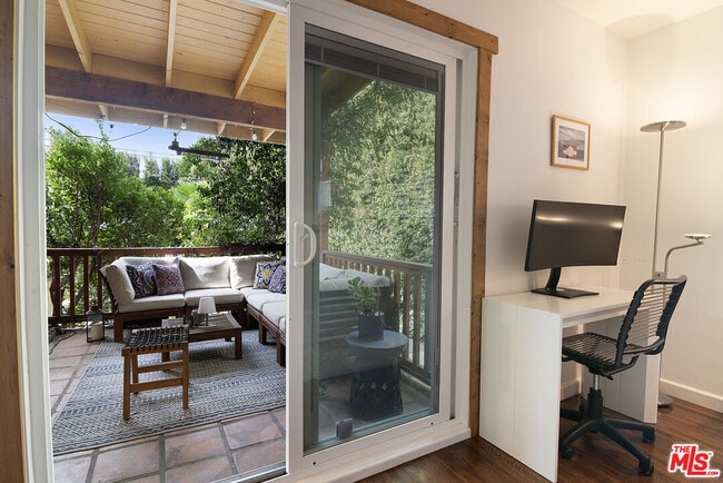 Building Photo - 543 N Las Palmas Ave