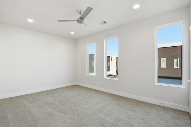 Building Photo - 5519 Paraiso Pl