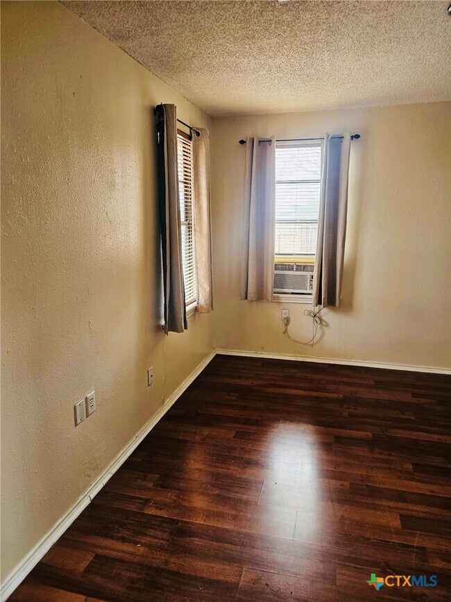 Building Photo - 104 Plains St