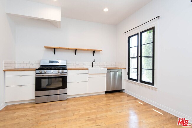 Building Photo - 1085 Cloverdale Ave