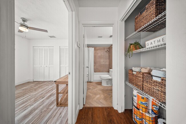 Building Photo - 197 SE Village Dr