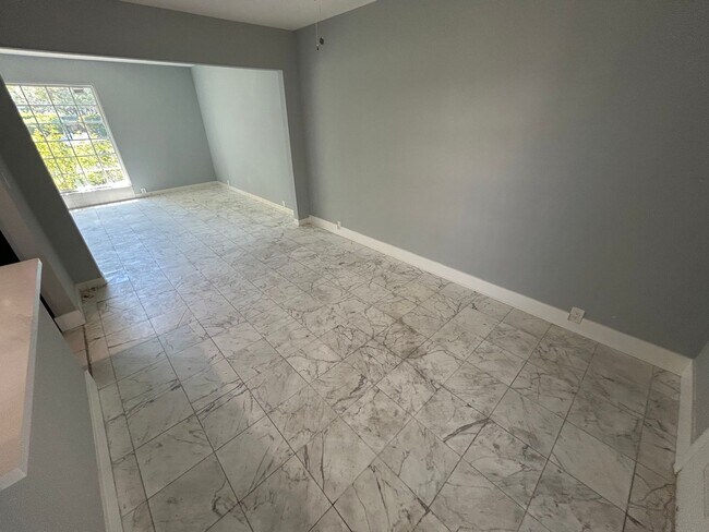 Building Photo - SPACIOUS 2 BEDROOM TOWNHOME IN LAS VEGAS COUNTRY CLUB