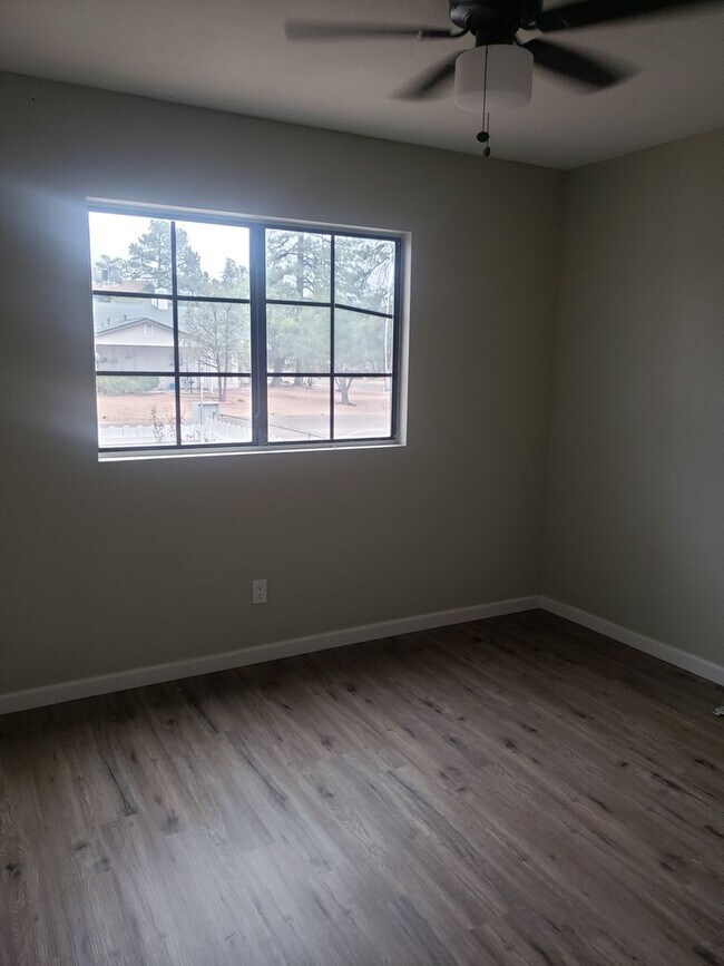 Building Photo - Renovated 2 bed / 1 bath with washer/dryer...