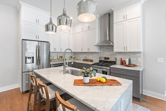 Building Photo - Walkable Luxury in Edgehill