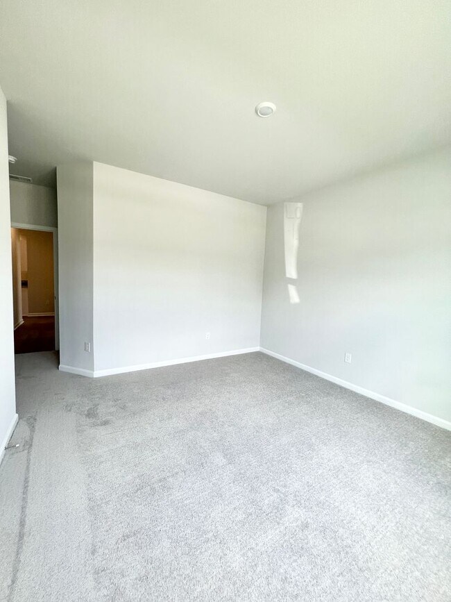 Building Photo - FOUR Bedrooms! SUPREME location! Move in ready!