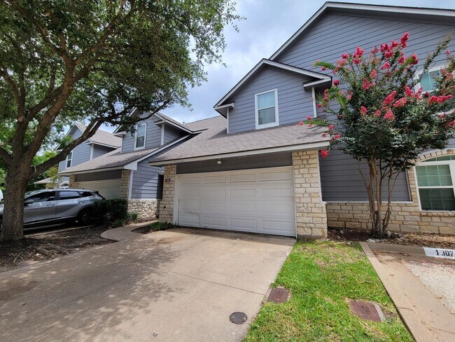 Building Photo - College Station - 3 Bedroom, 2.5 Bath Town...