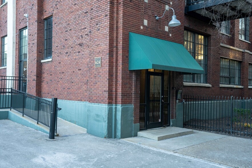 Entrance - 624 E Walnut St