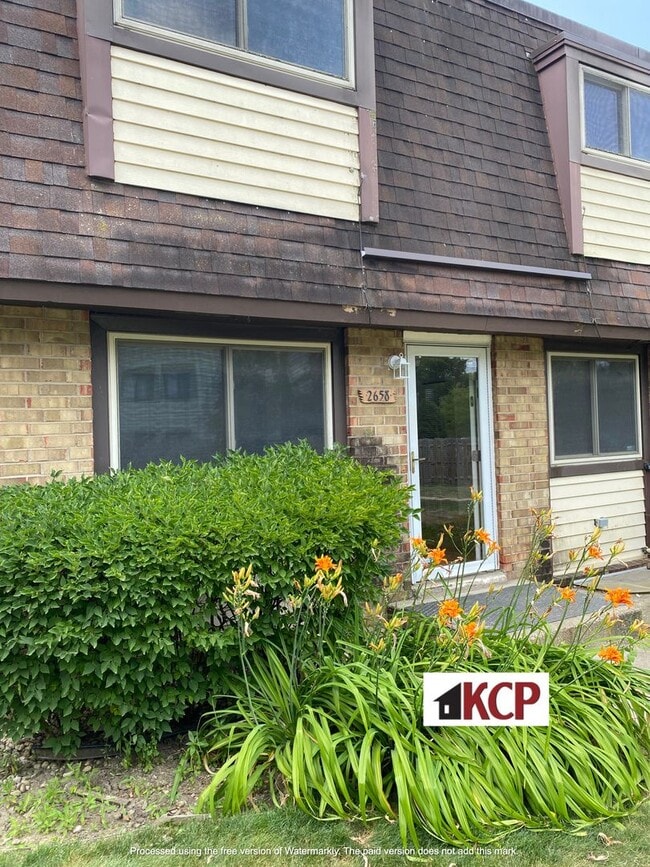 Building Photo - 2/3 Bedroom Townhouse in Gurnee School Dist