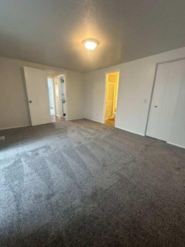 Building Photo - 2 Weeks Rent Free! 5 Bed 3.5 Bath Home for...