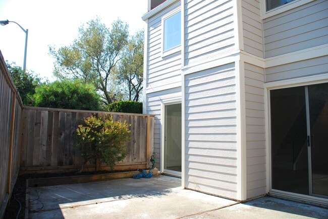 Building Photo - Corner Unit Townhome in Corte Madera For Rent!