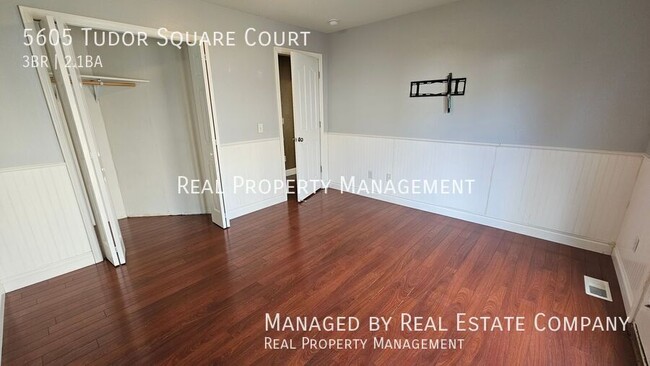 Building Photo - 5605 Tudor Square Ct
